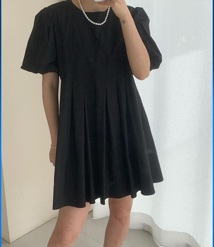 Balloon Sleeve Pleated Mini Dress (풍성한 벌룬소매의 미니 드레스)