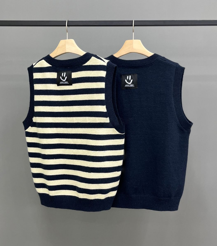스마일 패치 니트 베스트