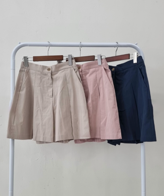 Front Pleated Bermuda Shorts (다리가 얇아보이는 치마바지 핏의 버뮤다 숏팬츠)