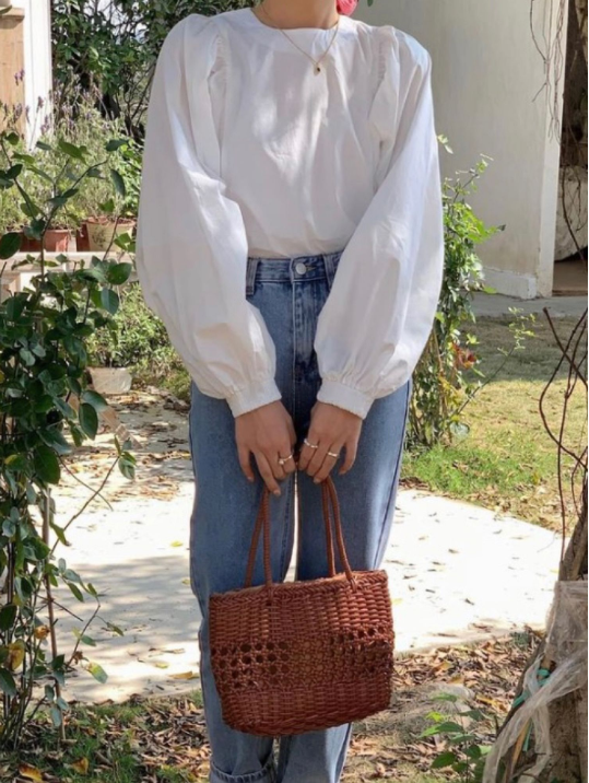 경량 퍼프 슬리브 블라우스